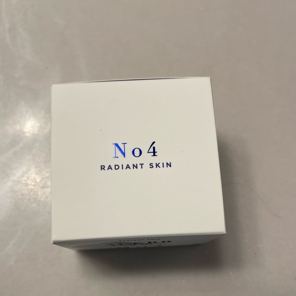 AverrAglow No 4 Decadent Restoring Cream - Picture 3 of 7